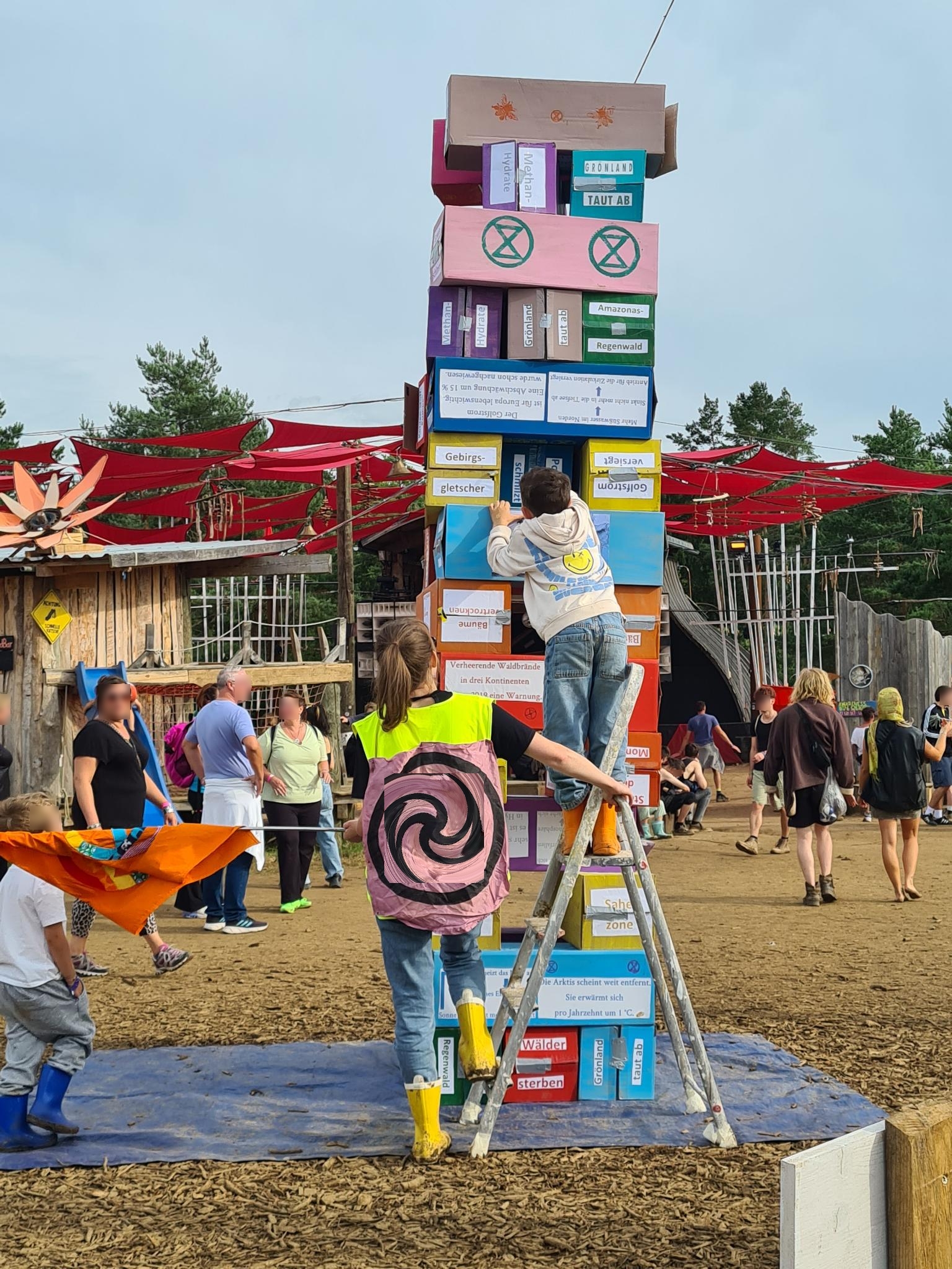 Ein Karton, der die Polkappenschmelze symbolisiert wird herausgezogen